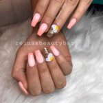 Ombre peach nails with daisy flower